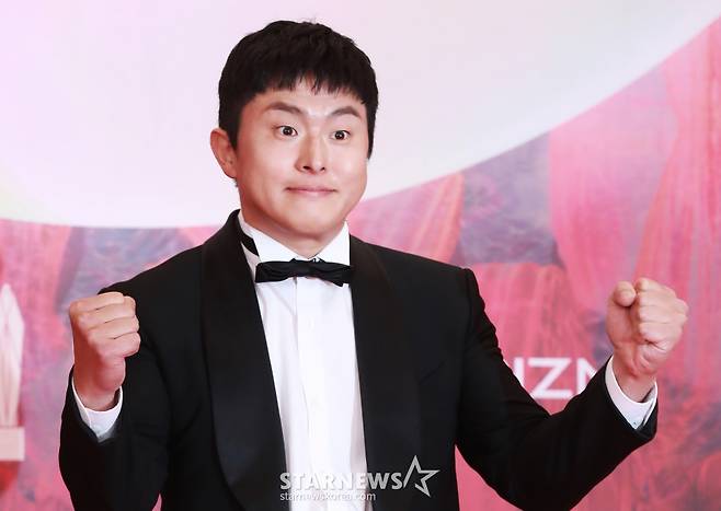 방송인 기안84가 7일 오후 서울 강남구 코엑스에서 진행된 제60회 백상예술대상 레드카펫 행사에 참석해 포즈를 취하고 있다. /2024.05.07 /사진=이동훈