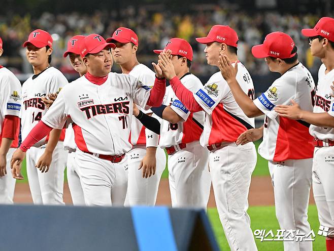 21일 오후 광주기아챔피언스필드에서 열린 '2024 신한 SOL Bank KBO 한국시리즈' 삼성 라이온즈와 KIA 타이거즈의 1차전 경기, 경기 전 KIA 이범호 감독이 입장하고 있다. 엑스포츠뉴스 DB