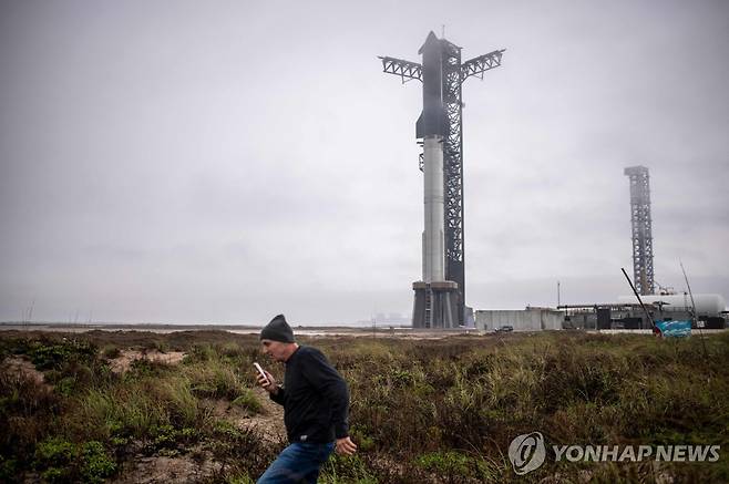 지난 14일(현지시간) 텍사스 해변에서 발사 준비 중인 스타십 [AFP=연합뉴스. 재판매 및 DB 금지]