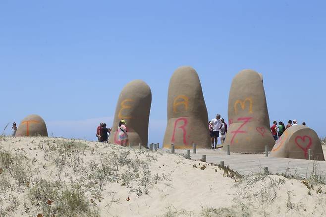 낙서 글씨로 훼손된 우루과이 '푼타델에스테의 손' 조형물 [말도나도주 보도자료 캡처. 재판매 및 DB 금지]