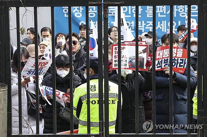 서부지법 앞 윤 대통령 지지자 집회 (서울=연합뉴스) 황광모 기자 = 내란 우두머리 혐의로 체포된 윤석열 대통령의 구속 전 피의자심문(영장실질심사)이 열린 18일 서울 마포구 서울서부지방법원 앞에서 윤 대통령 지지자들이 집회를 하고 있다. 2025.1.18 [공동취재] hkmpooh@yna.co.kr