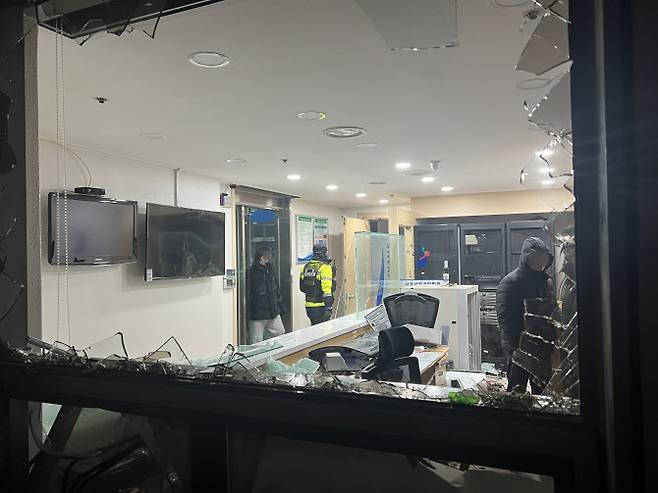 19일 새벽 윤석열 대통령에 대한 구속영장이 발부되자 서울 서부지법에 지지자들이 진입해 난동을 부리자 경찰이 진압에 나서고 있다. (사진= 뉴스1)