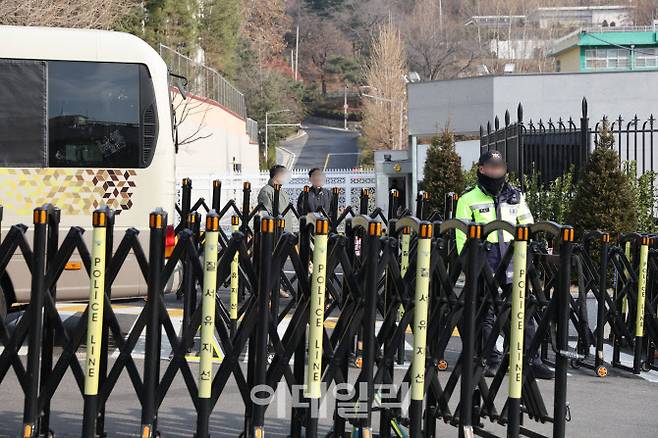 12·3 비상계엄 사태로 내란 혐의를 받고 있는 윤석열 대통령에 대한 체포영장이 발부된 지난 1일 오후 서울 용산구 한남동 대통령 관저 입구가 통제되고 있다. (사진=이데일리 노진환 기자)