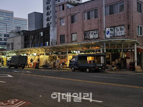 서울 영등포구 영등포청과시장의 일부 상점에 불이 꺼져 있다.(사진=이영민 기자)