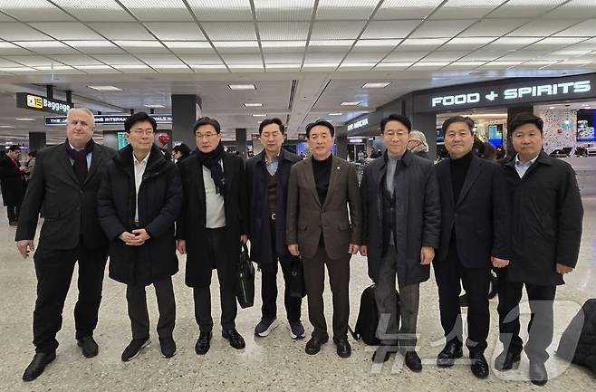 18일(현지시간) 미국 워싱턴DC 인근 덜레스 공항을 통해 입국한 국회의원들. 왼쪽부터 인요한, 조정훈, 김대식, 김기현, 김석기, 조정식, 김영배, 홍기원 의원.