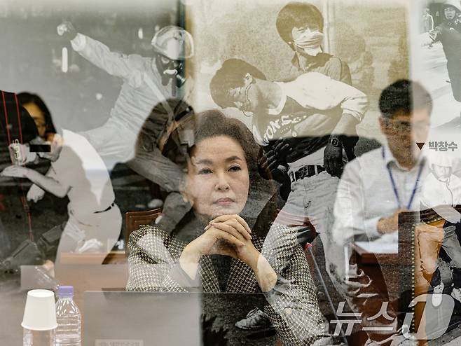 김민전 국민의힘 의원이 17일 오전 서울 여의도 국회에서 열린 제421회 국회(임시회) 교육위원회 제1차 전체회의에서 발언을 듣고 있다. 김 의원은 국회 소통관에서 백골단 명칭을 사용한 '반공청년단'의 기자회견을 주선했다. (다중노출) 2025.1.17/뉴스1 ⓒ News1 이재명 기자