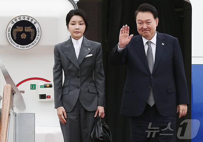 윤석열 대통령과 김건희 여사가 지난해 10월 6일 오전 경기 성남 서울공항에서 필리핀과 싱가포르 국빈 방문과 라오스에서 열리는 한·아세안(ASEAN·동남아시아국가연합) 정상회의 참석차 출국하기 위해 공군 1호기에 올라 인사하고 있다. 2024.10.6/뉴스1 ⓒ News1 김진환 기자