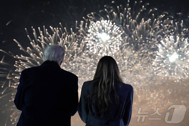 도널드 트럼프 미국 대통령 당선인인 취임을 이틀 앞둔 18일(현지시간) 부인 멜라니아 트럼프와 버지니아주 스털링의 트럼프 내셔널 골프 클럽에서 불꽃놀이를 관람하고 있다. ⓒ 로이터=뉴스1 ⓒ News1 류정민 특파원