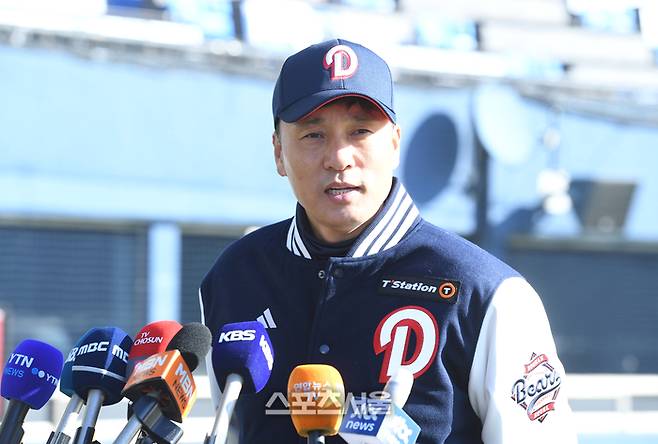 두산 이승엽 감독이잠실야구장에서 열린 창단기념식 겸 시무식 후 인터뷰를 하고 있다. 사진 | 최승섭기자 thunder@sportsseoul.com