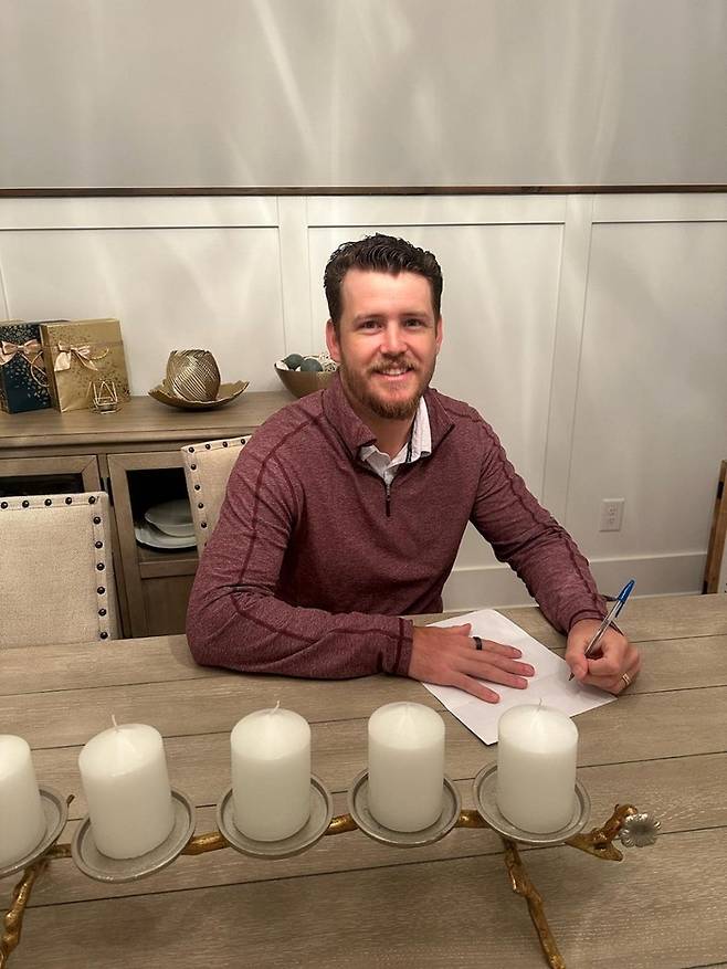 두산 새 외국인 투수 콜 어빈이 계약서에 서명한 뒤 포즈를 취하고 있다. 사진 | 두산 베어스