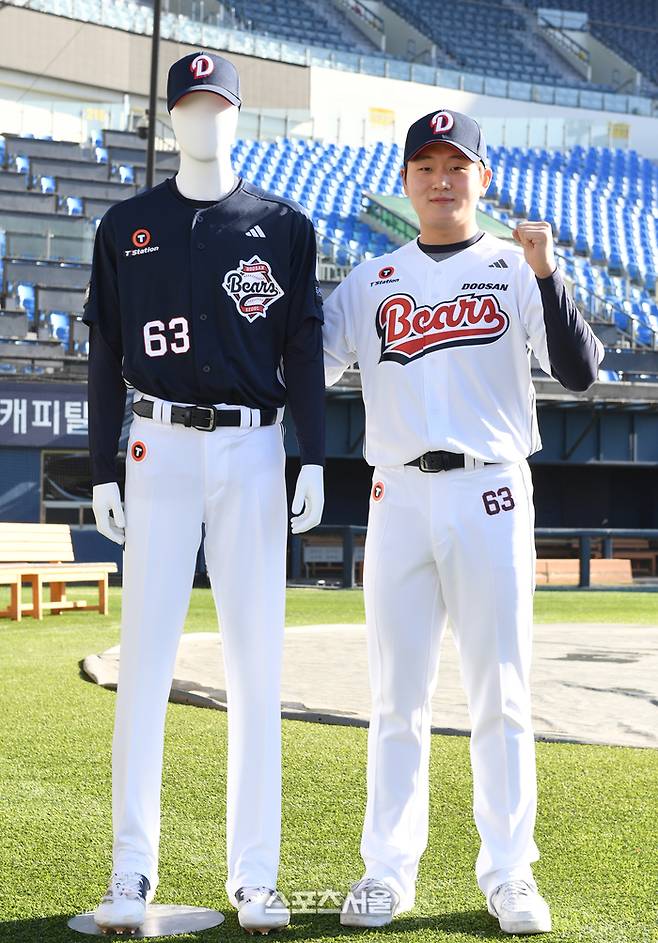 두산 김택연이 잠실야구장에서 열린 창단기념식 겸 시무식 후 새 유니폼을 입고 포즈를 취하고 있다.사진 | 최승섭기자 thunder@sportsseoul.com