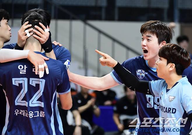 18일 장충체육관에서 열린 배구 V리그 남자부 우리카드와 삼성화재의 경기. 득점을 올린 알리와 함께 기뻐하는 우리카드 선수들. 장충동=송정헌 기자songs@sportschosun.com/2025.01.18/