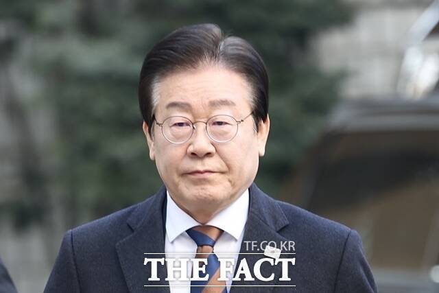 이재명 더불어민주당 대표가 17일 오전 서울 서초구 중앙지방법원에서 열린 '대장동 배임 및 성남FC 뇌물 의혹' 64차 공판에 출석하고 있다. /뉴시스