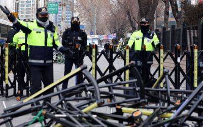 19일 오전 서부지법 앞에 경찰 바리케이드가 쓰러져 있는 모습