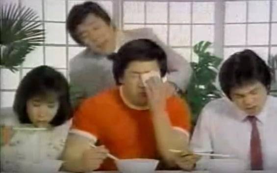 신라면이 첫 출시됐을 당시 광고. 매운 라면이라는 점을 강조하기 위해 땀을 흘리며 라면을 먹는 모습과 '사나이 울리는 신라면'이라는 광고 카피가 사용됐다. /유튜브 캡처