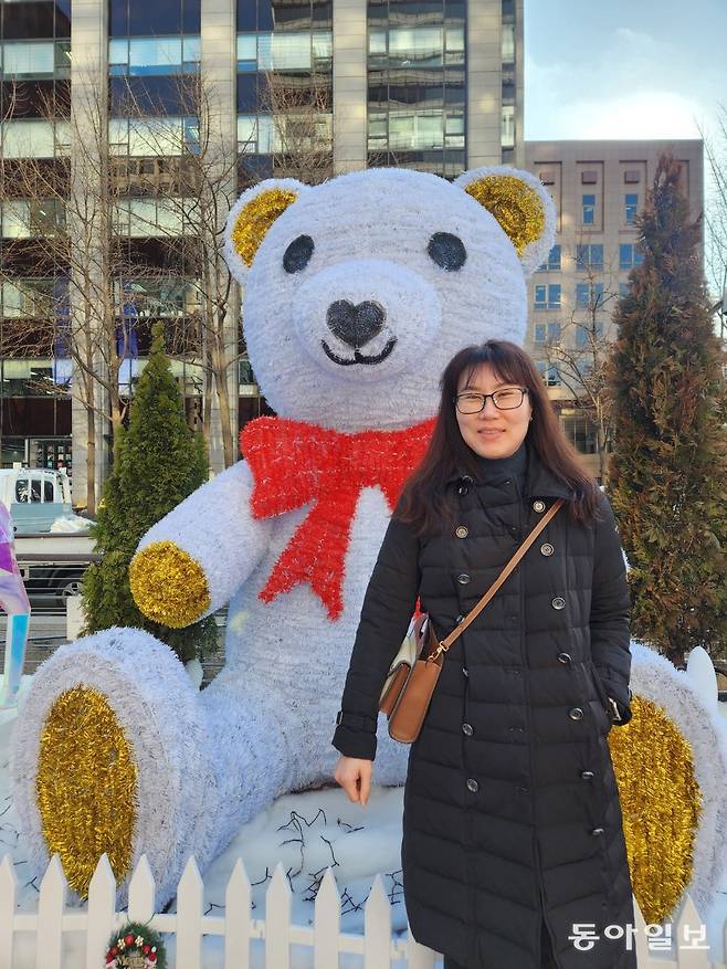 ‘바스켓 퀸’ 정선민이 거대 곰돌이 인행 앞에서 환하게 웃고 있다. 이헌재 기자 uni@donga.com