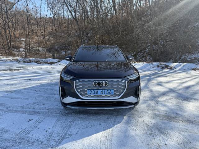 실버 테두리로 강조된 싱글프레임 그릴과 날렵한 헤드램프가 조화를 이루는 전면부.