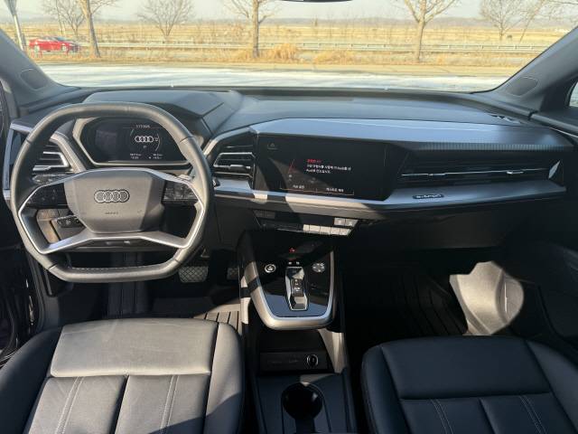 내연기관차의 감성을 유지한 실내 모습.