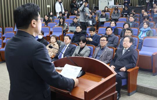 19일 국회에서 열린 더불어민주당 비상의원총회에서 박찬대 원내대표가 모두발언을 하고 있다. 연합뉴스