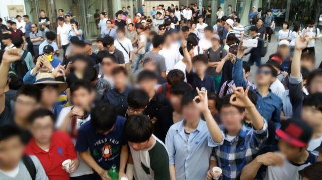 일베 및 극우단체 회원 500여 명이 2014년 9월 6일 서울 광화문 근처에서 세월호 유가족의 단식 투쟁에 맞선다며 폭식 투쟁을 열었다. 온라인 커뮤니티 캡처