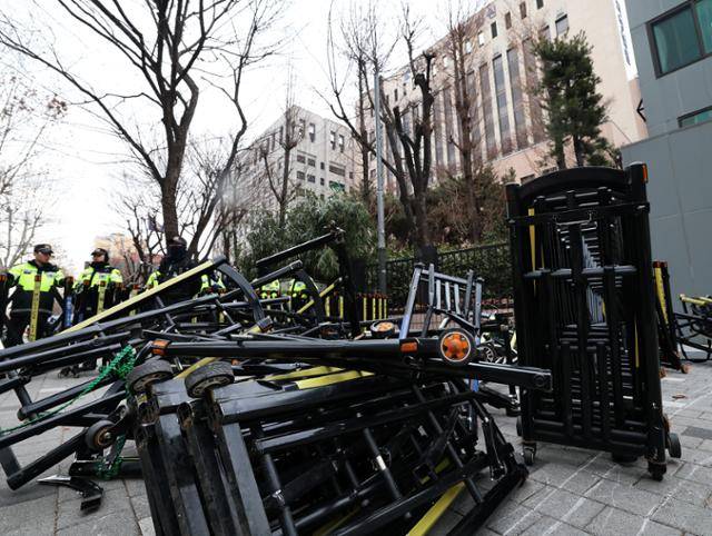 윤석열 대통령이 구속된 19일 새벽 격분한 윤 대통령 지지자들이 난입해 기물이 파손된 서울 마포구 서울서부지방법원 앞에 경찰 바리케이트가 널브러져 있다. 뉴스1