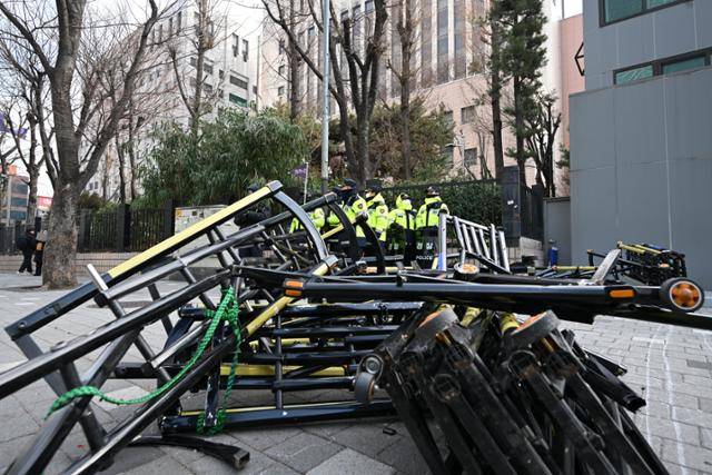 19일 서부지법 정문 앞 경찰 바리케이드가 파손돼 있다. 박시몬 기자
