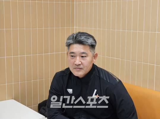 19일 인천공항을 통해 미국 플로리다로 떠난 이숭용 SSG 감독이 출국 전 취재진과 인터뷰하고 있다. SSG 제공