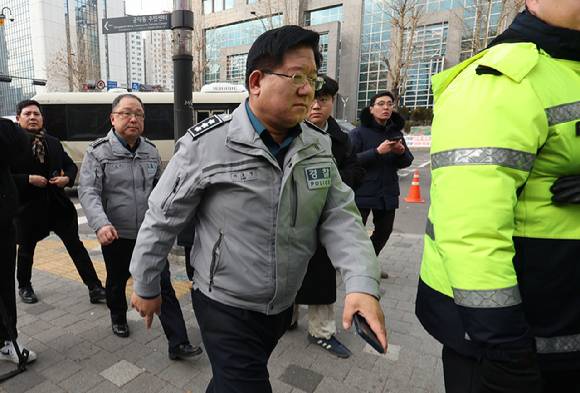 이호영 경찰청장 직무대행이 19일 오전 서울 마포구 서부지방법원에서 윤석열 대통령 지지자들이 서부지법에 벌인 집단 불법행위와 관련해 현장 점검하기 위해 이동하고 있다. 2025.1.19 [사진=연합뉴스]