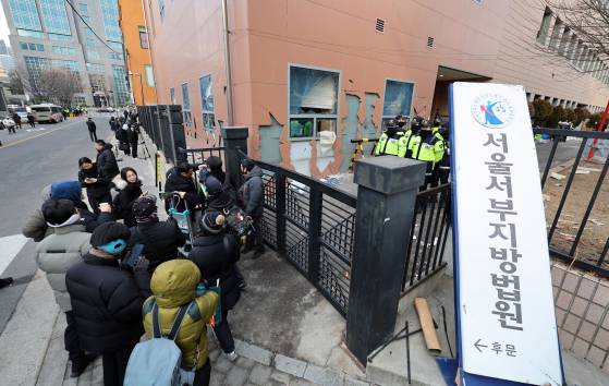 윤석열 대통령 지지자들이 서울서부지방법원 내부로 난입해 불법폭력사태를 일으킨 19일 오전 서부지법 외벽과 창문 등 시설물이 파손돼 있다. 연합뉴스