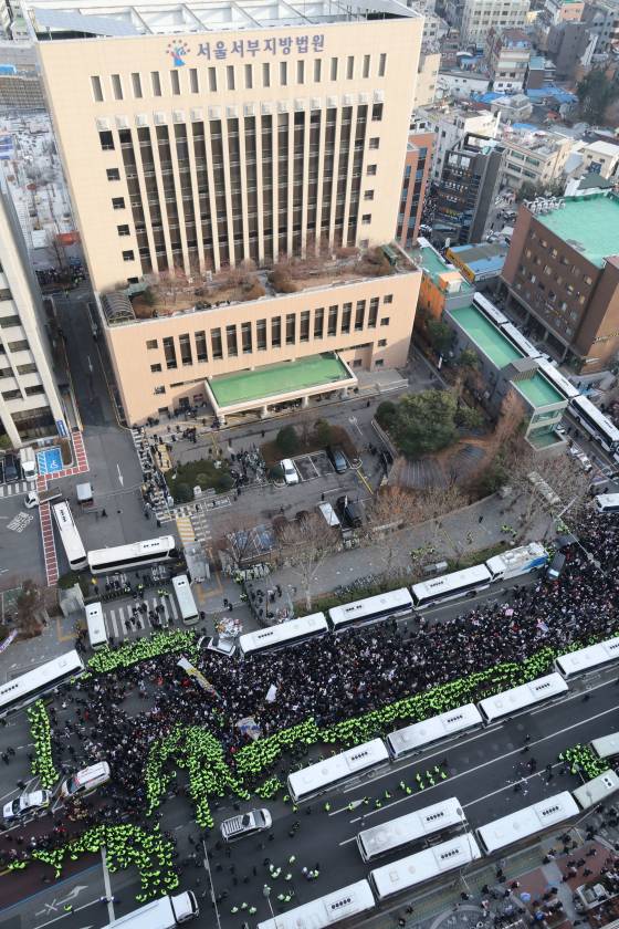 윤석열 대통령에 대한 영장실질심사가 열린 서울서부지법 앞에 모인 집회 시위 인파들. 뉴스1