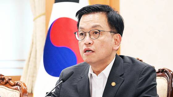 최상목 대통령 권한대행은 지난해 12월 3일 비상계엄 선포 직전 열린 국무회의에서 윤석열 대통령에게 쪽지를 전달받았다. 이 쪽지엔 비상입법기구를 위한 예비비 편성을 지시하는 내용이 담겼다. 뉴스1