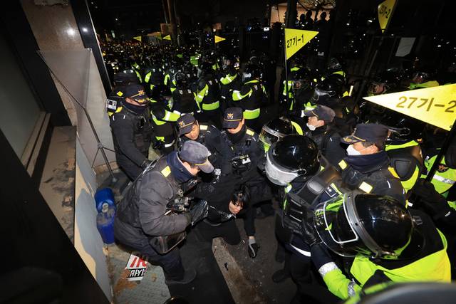 ▲ 윤석열 대통령이 내란 우두머리 혐의로 구속되자 일부 지지자들이 서울 마포구 서울서부지방법원에 난입한 19일 오전 서부지법 후문 인근에서 경찰이 시위 중인 윤 대통령 지지자를 끌어내고 있다. 연합뉴스