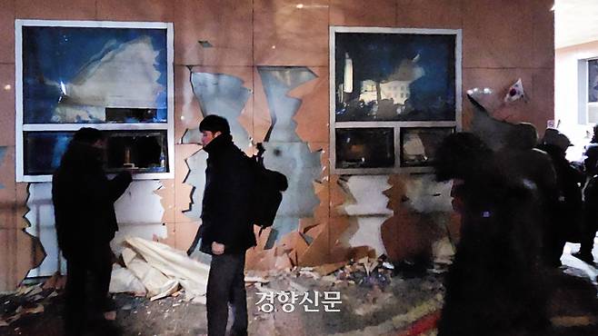19일 새벽 윤석열 대통령이 구속되자 지지자들이 서울서부지방법원에 침입해 난동을 부린 가운데 법원 청사가 심하게 파손돼있다. 이준헌 기자