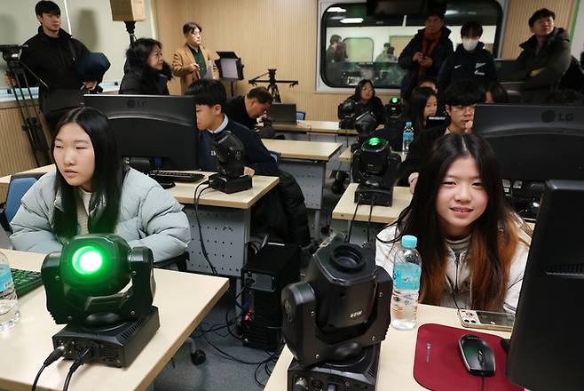 학생들이 경기공유학교 성남캠퍼스에서 무대 제작 수업을 들으며 직접 무대용 조명을 조정해보고 있다. 교육부 제공