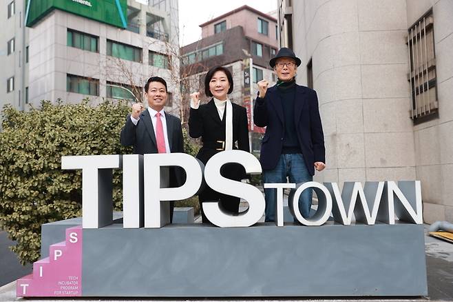 오영주 중소벤처기업부 장관(가운데)이 작년 서울 역삼동 팁스타운을 방문해 기념촬영을 하고 있다. [사진 제공=중소벤처기업부]