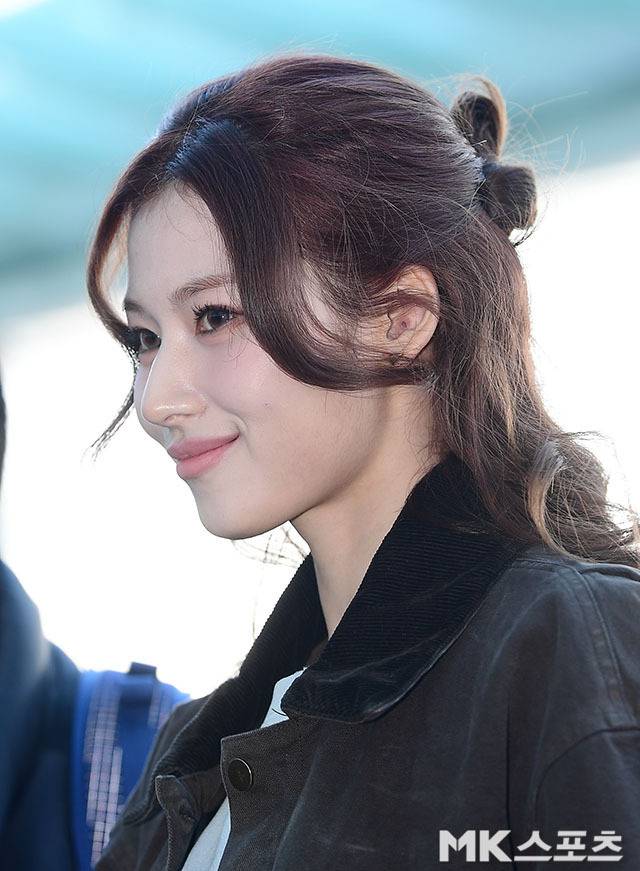 사나는 퍼 카라 디테일이 돋보이는 재킷을 걸쳐 레트로 무드를 완성했다. 사진=김영구 기자