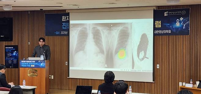 이충욱 서울아산병원 영상의학과 교수(대한영상의학회 보험이사)가 17일 열린 '진단보조 인공지능의 적절한 적용' 포럼에서 AI에게 가짜 폐렴 사진을 진짜인 것처럼 인식하게 한 후 의사들의 진단 정확도를 연구한 결과를 공개했다. /사진=정심교 기자
