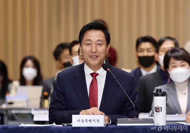 [서울=뉴시스] 김명년 기자 = 오세훈 서울시장이 14일 오후 서울 중구 시청에서 열린 ‘규제 풀어 민생 살리기 대토론회’에서 발언하고 있다. 2025.01.14. kmn@newsis.com /사진=김명년