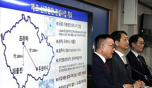 황주호 한국수력원자력 사장(왼쪽)이 작년 7월 18일 오전 정부세종청사에서 체코 신규원전 건설사업 우선협상대상자 선정과 관련한 브리핑에서 기자들 질문에 답하고 있다. 오른쪽은 안덕근 산업통상자원부 장관과 안세진 원전산업정책국장.  연합뉴스