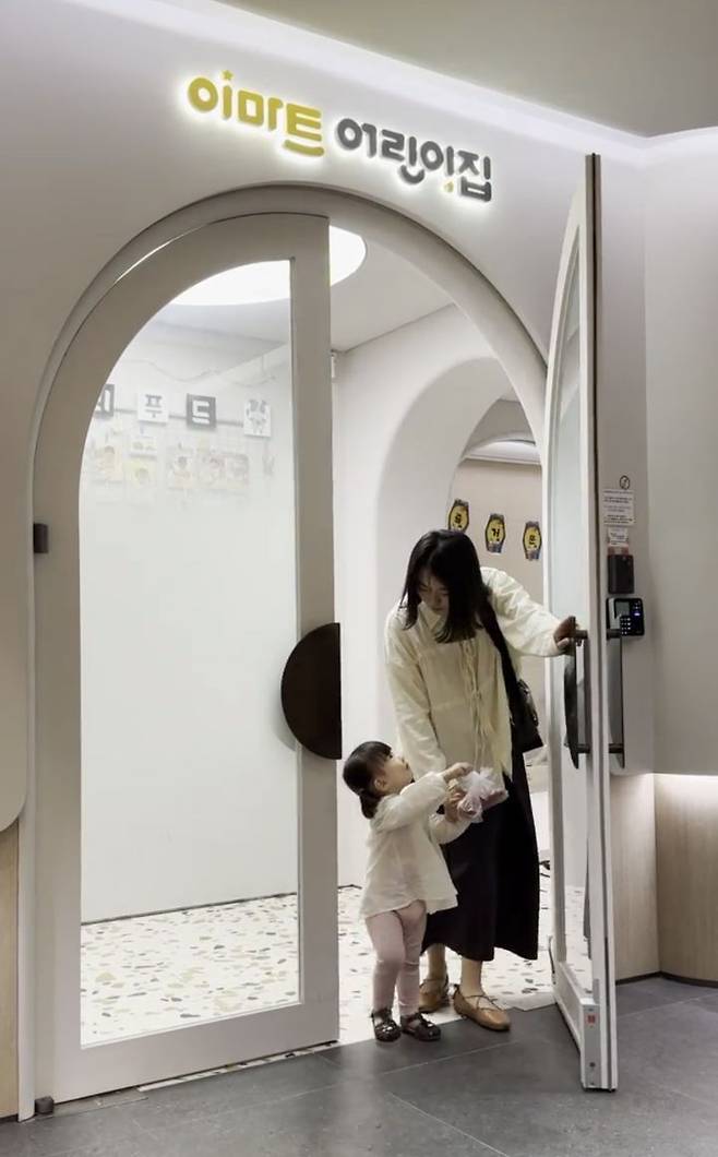 [서울=뉴시스] 서울 중구 순화동 이마트 본사 1층 어린이집을 이용하는 이마트 임직원이 아이와 함께 하원하는 모습. (사진=이마트 제공) *재판매 및 DB 금지