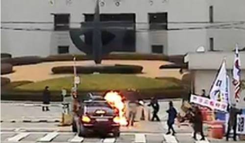 2018년 11월 서울 서초구 대법원 앞에서 김명수 대법원장이 탄 차가 70대 남성이 던진 화염병에 맞아 불길이 번지고 있다. 연합뉴스