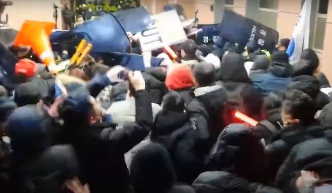 윤석열 대통령 지지자들이 19일 서울서부지방법원 내부에 진입해 경찰과 극렬하게 대치하고 있다. 온라인 커뮤니티 캡쳐