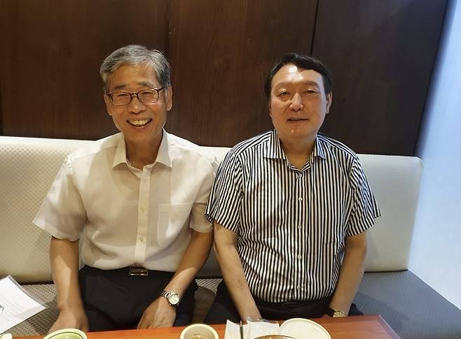 윤석열 대통령의 멘토로 알려진 신평 변호사(왼쪽)가 공정세상연구소 이사장이던 2021년 7월 자신의 사회관계망서비스(SNS)에 당시 국민의힘 대선 후보이던 윤 대통령 지지를 밝히며 올린 사진. 신평 변호사 페이스북 캡처