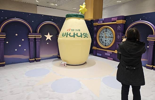 ‘빙그레 소원왕국’ 팝업스토어 내에 설치된 대형 바나나맛우유 조형물.