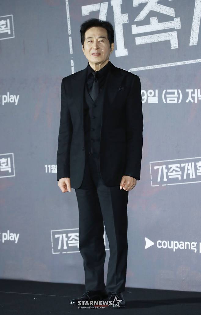 배우 백윤식이 26일 오후 서울 몬드리안 이태원 호텔에서 진행된 쿠팡플레이 오리저널 시리즈 '가족계획' 제작발표회에 참석해 포즈를 취하고 있다.  기억을 자유자재로 편집할 수 있는 특수한 능력을 가진 엄마가 가족들과 합심하여 악당들에게 지옥을 선사하는 이야기 '가족계획'은 오는 29일 공개된다. /2024.11.26 /사진=이동훈 photoguy@