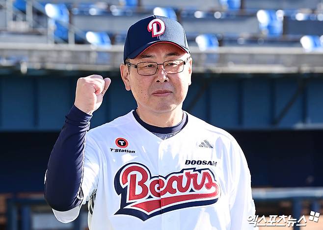 15일 오전 서울 송파구 잠실야구장에서 진행된 '2025 두산 베어스 창단 기념식'에 참석한 두산 니무라 토오루 퓨처스 총괄코치가 그라운드에서 기념 촬영을 하고 있다. 엑스포츠뉴스 DB