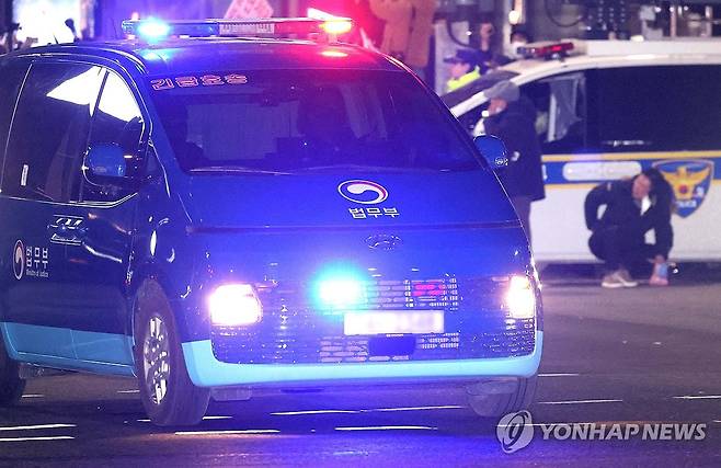 윤 대통령 호송차량, 영장심사 마치고 서울구치소로 (서울=연합뉴스) 서대연 기자 = 내란 우두머리 혐의로 체포된 윤석열 대통령의 구속 전 피의자심문(영장실질심사)이 종료된 18일 서울 마포구 서울서부지법 인근에서 윤 대통령이 탄 법무부 호송차량과 경호차량이 서울구치소로 향하고 있다.    2025.1.18  [공동취재] dwise@yna.co.kr