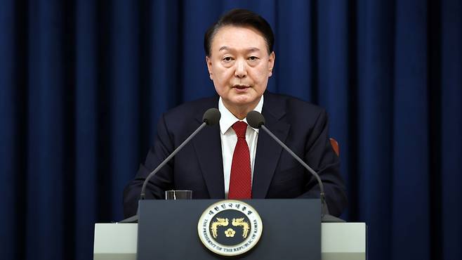 윤석열 대통령, 비상계엄 선포 (서울=연합뉴스) 홍해인 기자 = 윤석열 대통령이 지난해 12월 3일 밤 서울 용산 대통령실 청사에서 긴급 대국민 특별 담화를 하고 있다. 2024.12.3 [대통령실 제공. 재판매 및 DB 금지] hihong@yna.co.kr