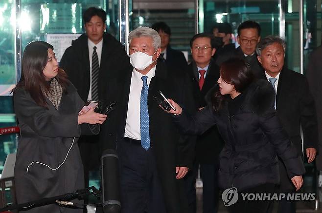 법원 나서는 윤 대통령측 변호인단 (서울=연합뉴스) 서대연 기자 = 내란 우두머리 혐의로 체포된 윤석열 대통령의 구속 전 피의자심문(영장실질심사)이 종료된 18일 서울 마포구 서울서부지법에서 윤 대통령측 김홍일, 송해은, 배진한 변호사 등이 법원을 나서고 있다.  2025.1.18  [공동취재] dwise@yna.co.kr