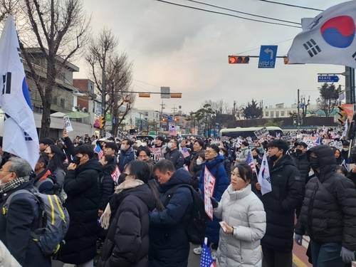 서울 종로구 재동초 앞 집회에 참여한 윤석열 대통령 지지자들 [촬영 홍준석]